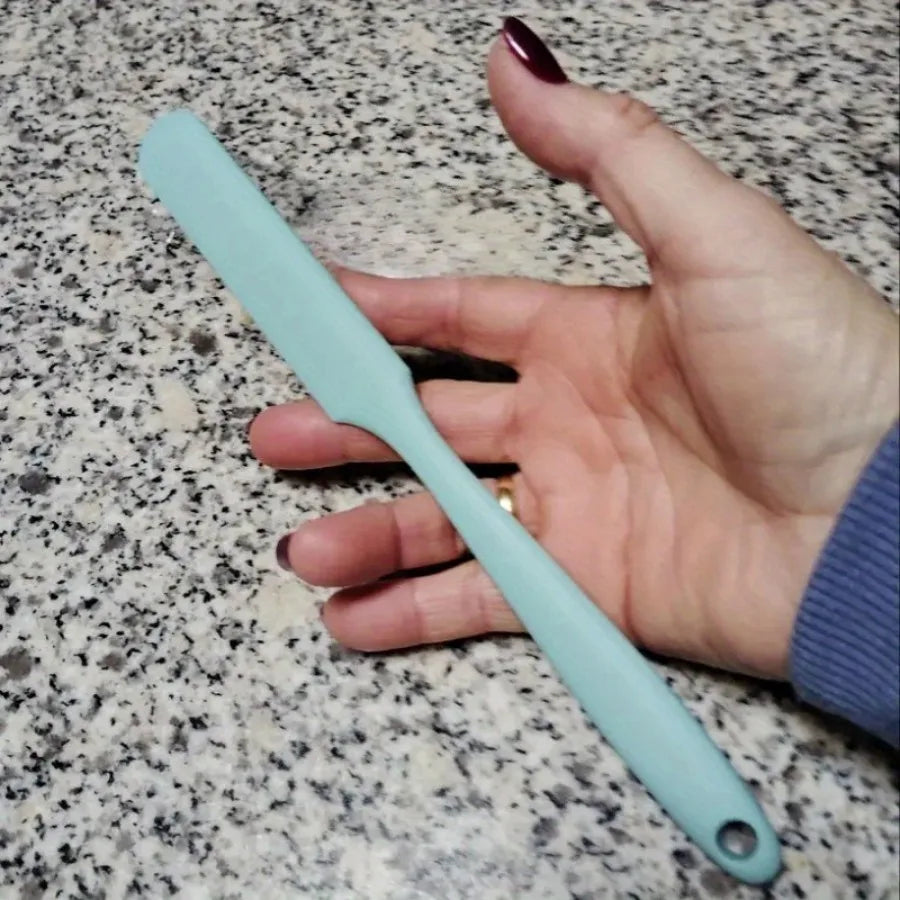 Random Color Food Scraper Non-Stick Heat-Resistant Kitchen Utensil for Home and Professional Baking 1 Piece
